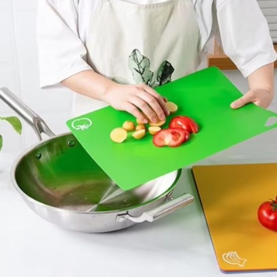 planche a decouper flexi color ajout des legumes dans poelon